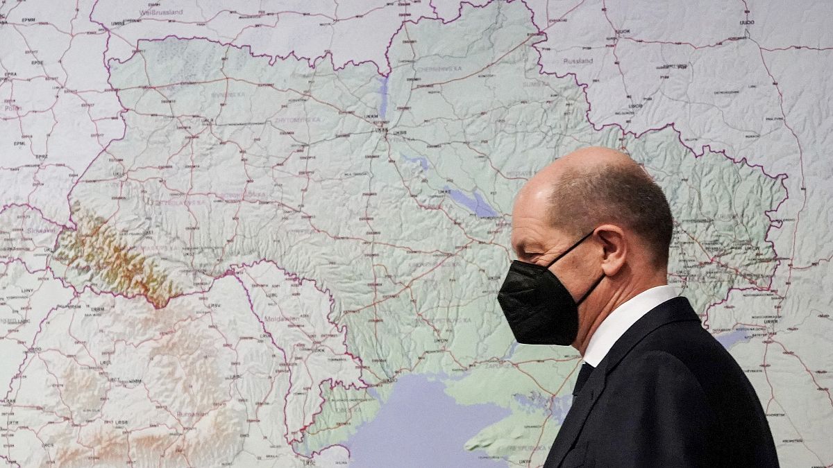 Канцлер ФРГ Олаф Шольц на фоне карты Украины во время посещения оперативного командования Бундесвера в Швиловзее. Март 2022 года