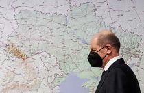 Канцлер ФРГ Олаф Шольц на фоне карты Украины во время посещения оперативного командования Бундесвера в Швиловзее. Март 2022 года
