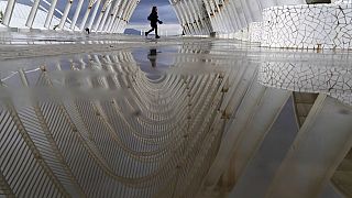 Περαστική στο Ολυμπιακό Κέντρο Αθηνών στο Μαρούσι με φόντο τον βροχερό καιρό - φώτο αρχείου