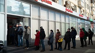 روس يصطفون امام أحد البنوك