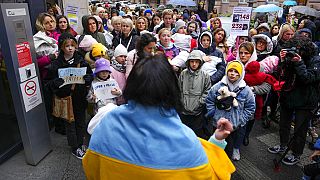 Des manifestants tiennent des poupées représentant des victimes de la guerre en Ukraine lors d'un rassemblement à Budapest, en Hongrie, samedi 2 avril 2022.