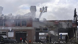 Πυροσβεστικές δυνάμεις σβήνουν πυρκαγιά σε βομβαρδισμένο κτίριο σε πόλη της Ουκρανίας