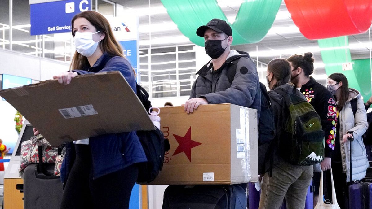Ταξιδιώτες με μάσκες στο αεροδρόμιο του Σικάγο στις ΗΠΑ