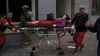 Verletzte Frau in Charkiw im Osten der Ukraine