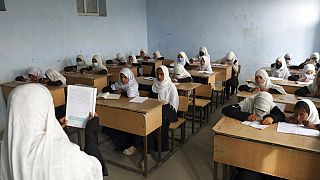 Des écolières afghanes suivent des cours dans une école primaire à Kaboul, en Afghanistan, le samedi 27 mars 2021.