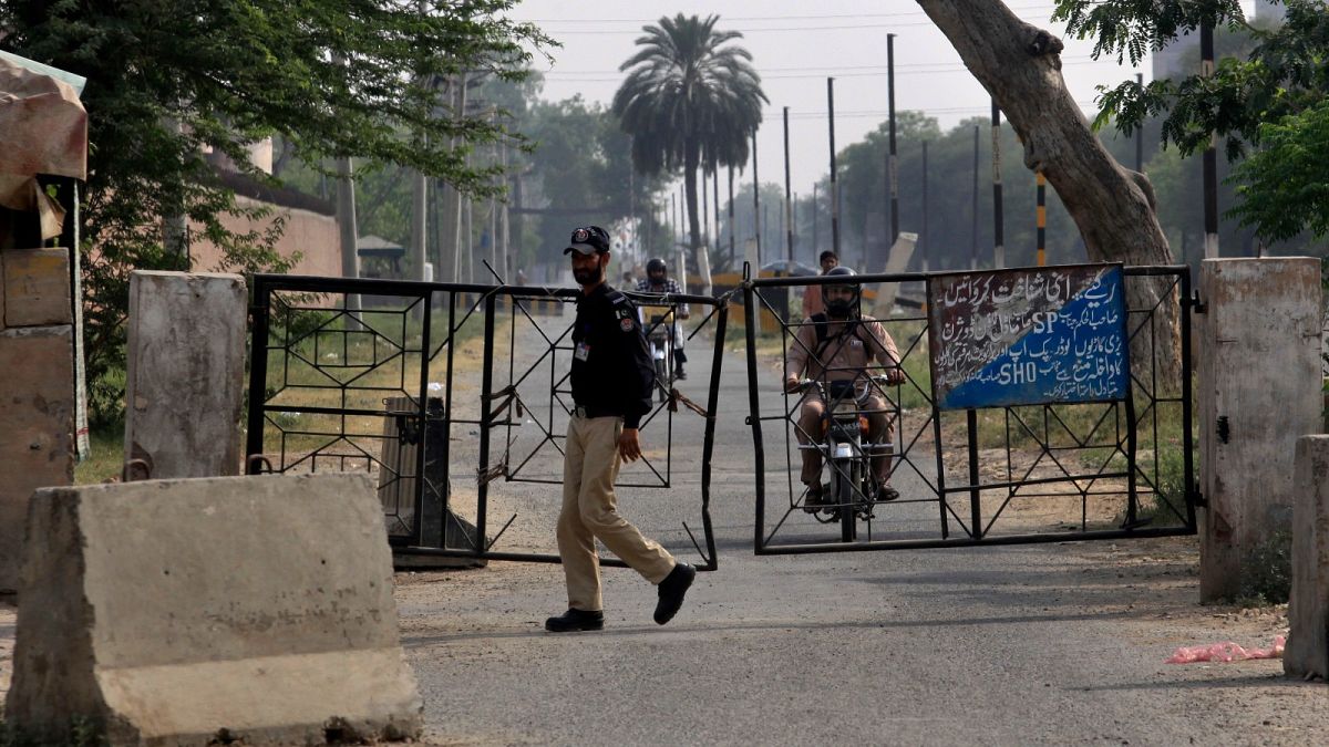  مدخل سجن كوت لاخبات حيث جرت محاكمة المتورطين في مقتل مدير مصنع سريلانكي، باكستان الاثنين 18 أبريل 