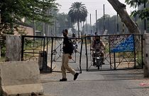  مدخل سجن كوت لاخبات حيث جرت محاكمة المتورطين في مقتل مدير مصنع سريلانكي، باكستان الاثنين 18 أبريل
