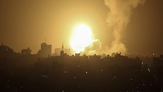 Izraeli légicsapás a Hamász katonai bázisára Kán Juniszban
