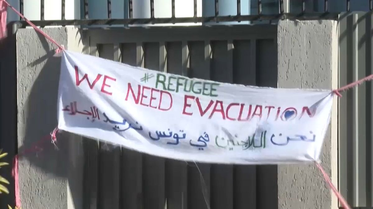 وعلّق اللاجئون لافتة عند مدخل المبنى كتب عليها "نحن بحاجة لأن يتم إجلاؤنا"