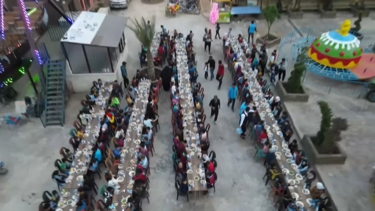 جمعيات تركية تقدم وجبة إفطار وهدايا للأطفال اليتامى في مخيمات إدلب