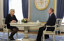 Russlands Präsident Wladimir Putin spricht mit der rechtspopulistischen französischen Politikerin Marine Le Pen im Kreml, Moskau 24. März 2017.