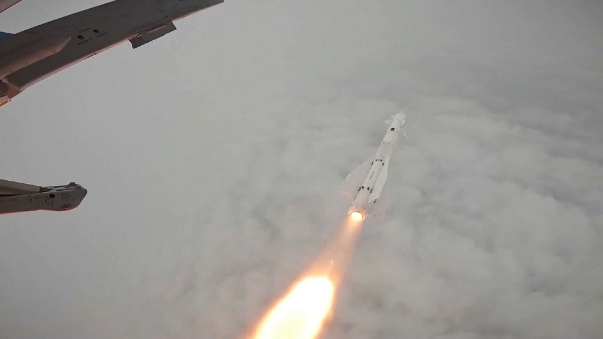 Un chasseurs-bombardiers russes Su-34 tirant un missile