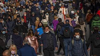 Transeúntes caminan por una calle del centro de Madrid, España, el jueves 10 de febrero de 2022