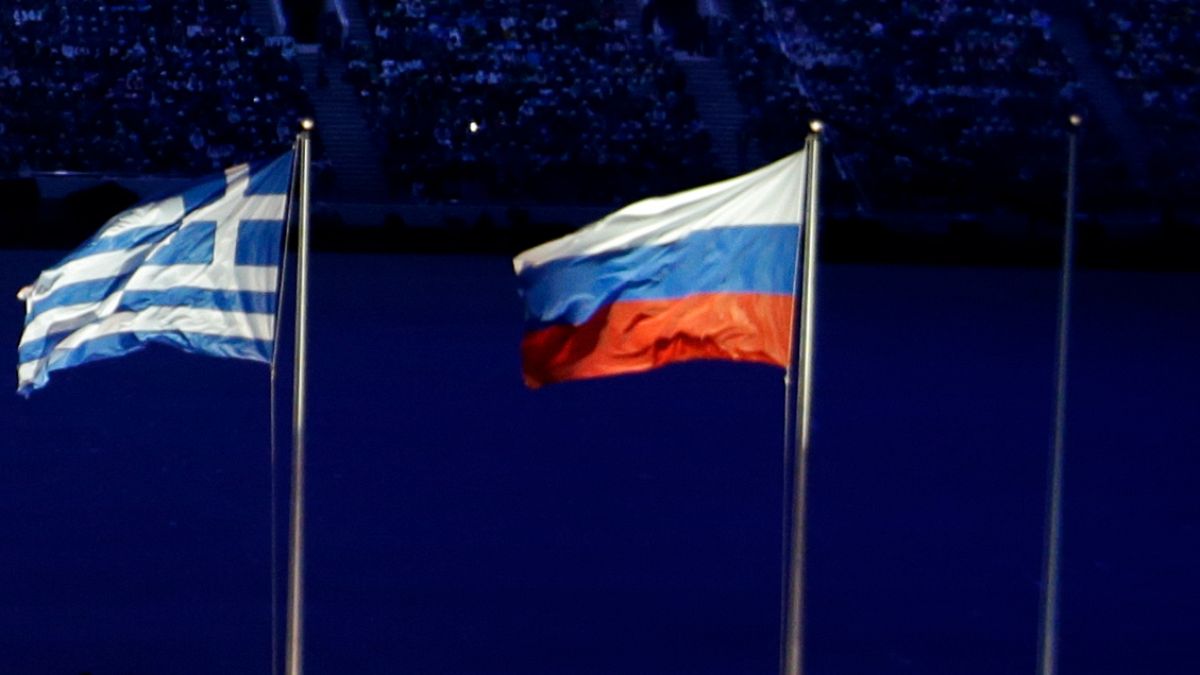 Yunanistan (sol), Rusya bayrakları (arşiv) 