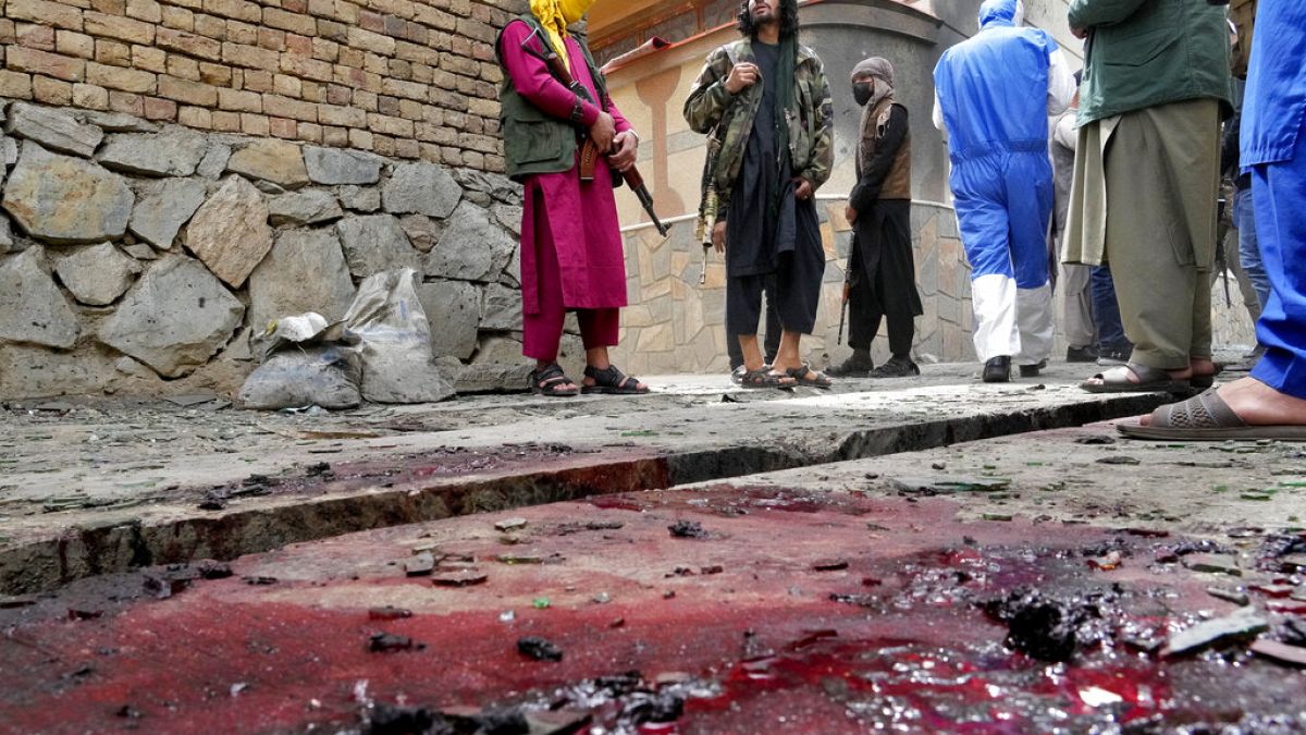 Talibanes custodian uno de los centros educativos afectados por los atentados terroristas en el oeste de Kabul