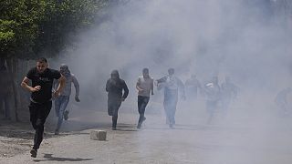 Palästinensische Demonstranten fliehen vor Tränengas