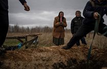 نادية تروبشانينوفا وابنها أوليغ تحضر جنازة ابنها فاديم الذي قُتل على أيدي جنود روس في بوتشا، في مقبرة ميكوليتشي - كييف. 2022/04/16