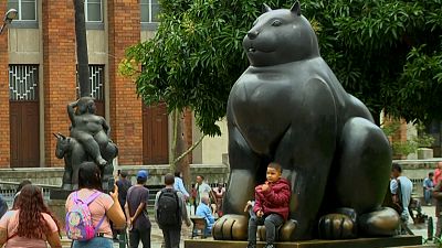 Les habitants et les touristes à Medellin, Colombie, au milieu des sculptures de Fernando Botero, le 18 avril 2022