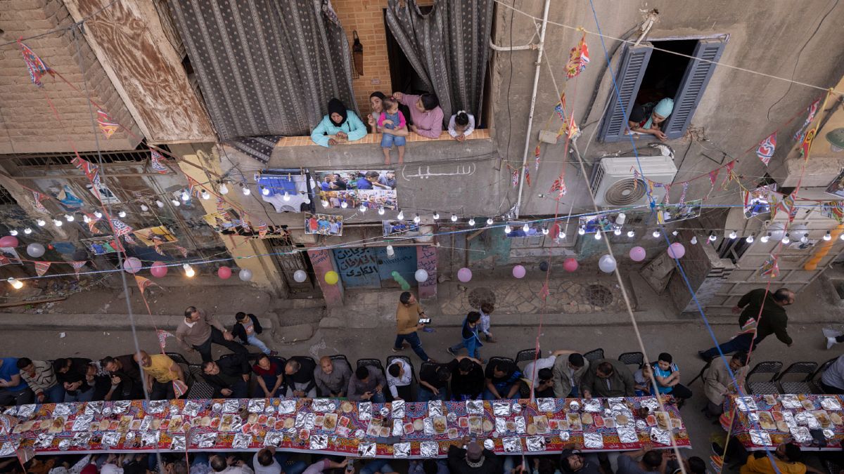 موائد الإفطار في رمضان في الشوارع في اليوم ال15 من الشهر الكريم، في ضاحية المطرية شمال شرق العاصمة المصرية القاهرة في 16 أبريل 2022.
