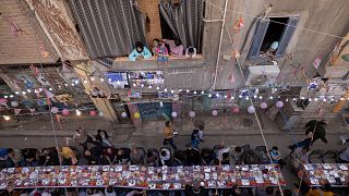 موائد الإفطار في رمضان في الشوارع في اليوم ال15 من الشهر الكريم، في ضاحية المطرية شمال شرق العاصمة المصرية القاهرة في 16 أبريل 2022.