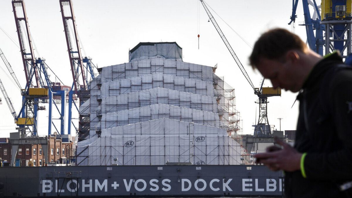 Von außen nicht zu sehen: Riesen-Jacht Dilbar im Hamburger Hafen im Dock von Blohm+Voss
