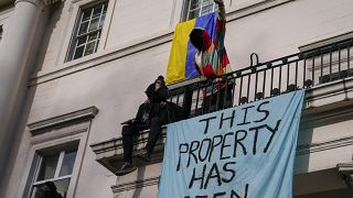 لافتة وعلم أوكراني أثناء مصادرة مبنى يعتقد أنه مملوك من قبل الأوليغارشية الروسية في لندن، بريطانيا.