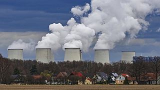 Dampf steigt auf über den Kühltürmen des Kraftwerks Jänschwalde in Brandenburg. Anfang April beschloss die EU einen Importstopp für russische Kohle.