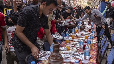 Préparation de l'Iftar, la rupture du jeûne, Mataria, Egypte, le 16 avril 2022