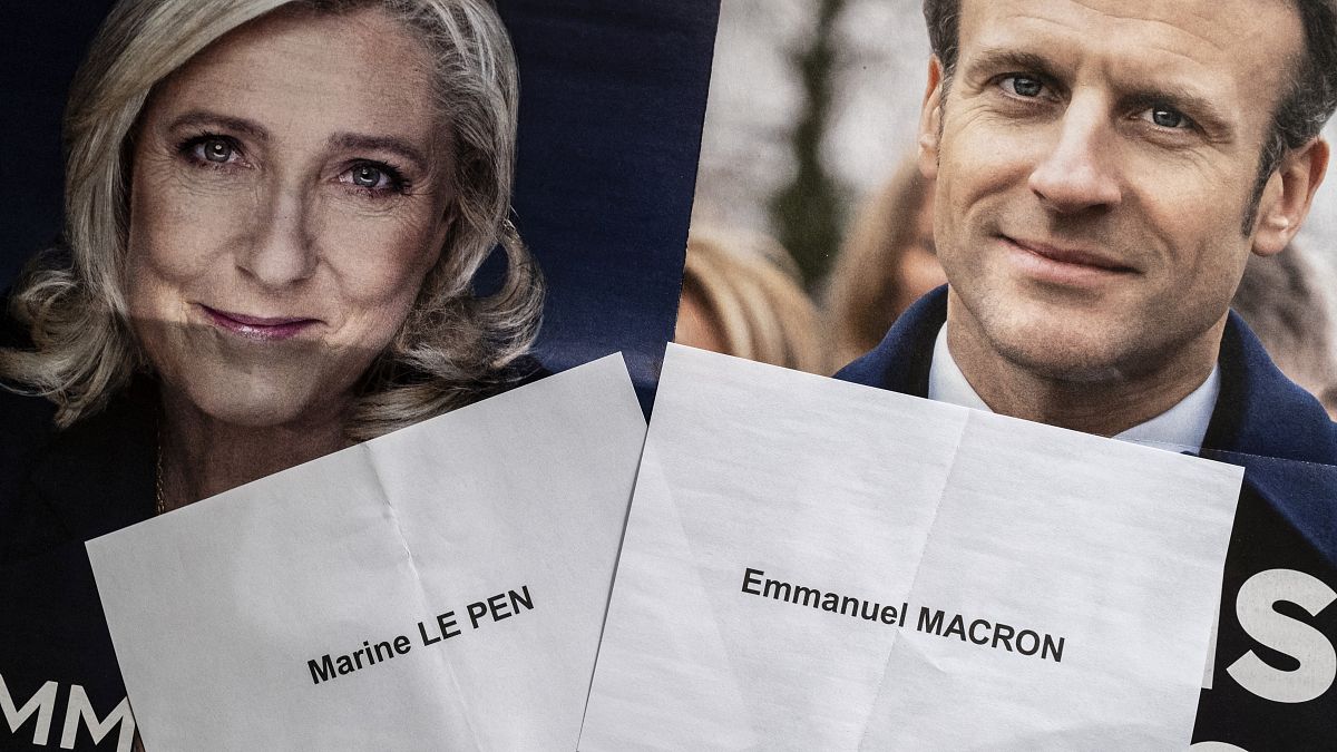 منشورات وبطاقات اقتراع للرئيس الفرنسي إيمانويل ماكرون ومنافسته مارين لوبان. قبل الجولة الثانية من الانتخابات الرئاسية الفرنسية.