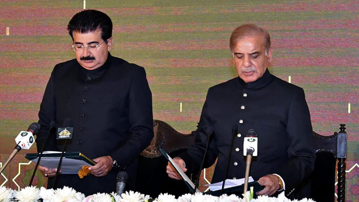 Novo governo do Paquistão tem figuras de anteriores executivos