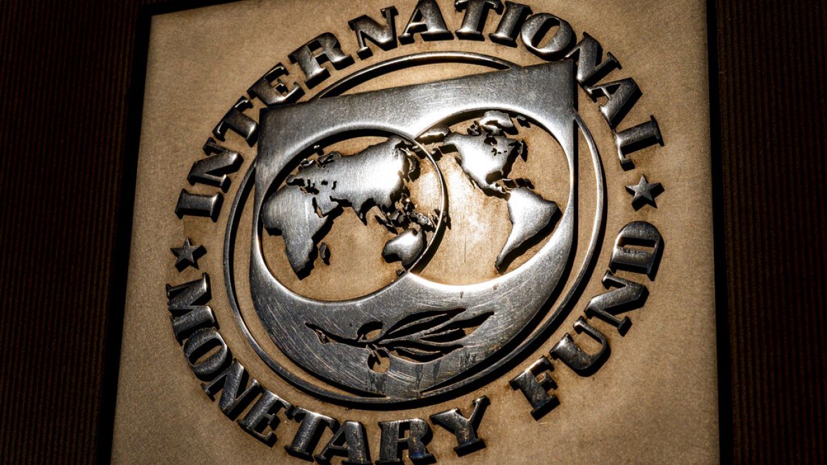 شعار صندوق النقد الدولي في واشنطن، في 5 أبريل 2021 