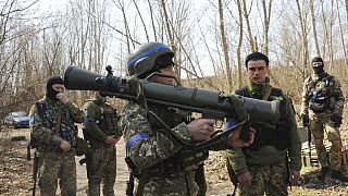    جنود أوكرانيون يتدربون على أسلحة تُطلق من على الكتف بالقرب من خاركيف بأوكرانيا، 7 أبريل 2022.