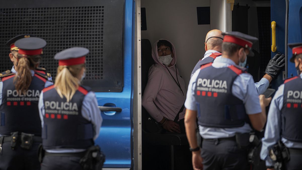 ضباط شرطة كتالونيا يلقون القبض على عملية تهريب واستهلاك المخدرات في برشلونة، إسبانيا.