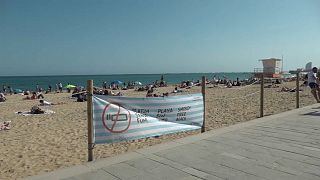 Cartel de prohibido fumar en una playa de Barcelona