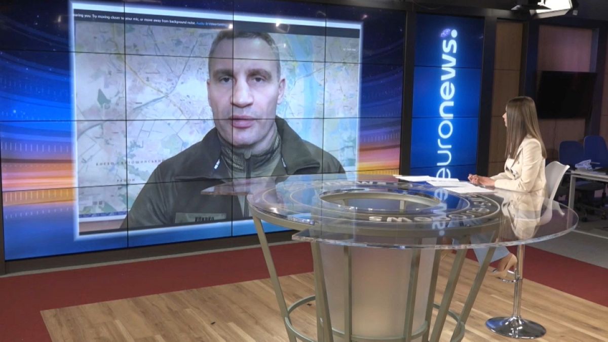 Мэр Киева Виталий Кличко беседует с журналисткой в эфире телеканала Euronews