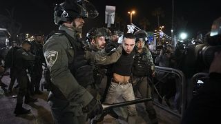 الشرطة الإسرائيلية تعتقل متظاهرا خلال مواجهات بين قوات الأمن الإسرائيلية وفلسطينيين بالقرب من باب العامود خارج البلدة القديمة في القدس.