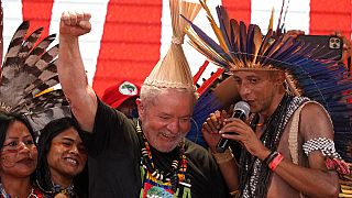 Eski Brezilya Devlet Başkanı Lula da Silva yerlilerle beraber