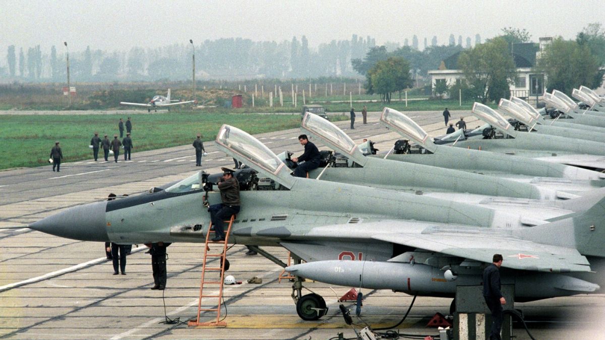 1990-es felvétel: szovjet MIG-29 típusú vadászrepülők a sármelléki repülőtéren 