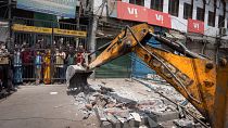 Hindistan'ın başkenti Yeni Delhi'de Müslümanlarla Hindular arasında çıkan çatışmanın ardındna Müslümanlara ait 50 ev ve işyeri buldozerle yıkıldı