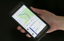 Телефон с проложенным маршрутом через Google-карты
