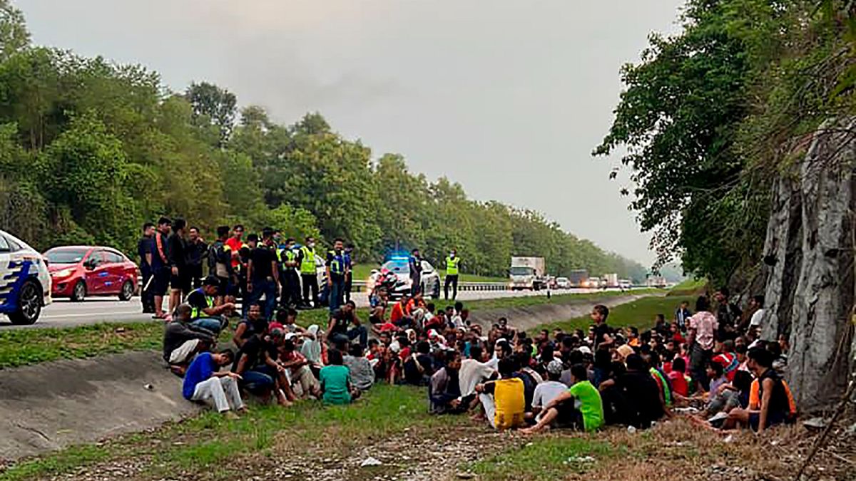  الشرطة الماليزية تحتجز لاجئين روهينعا فروا من مخيم سونغاي باكاب المؤقت للهجرة، بينانغ في ماليزيا - الأربعاء 20 أبريل  2022.