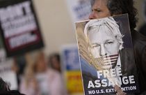 Poster bei einer Demo für Assange (April 2022)