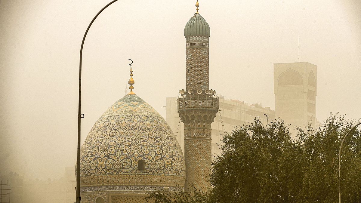 قبة ومئذنة مسجد مظهر الشاوي بالقرب من المنطقة الخضراء شديدة التحصين في العاصمة العراقية بغداد خلال عاصفة ترابية شديدة.2022/04/20