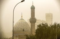 قبة ومئذنة مسجد مظهر الشاوي بالقرب من المنطقة الخضراء شديدة التحصين في العاصمة العراقية بغداد خلال عاصفة ترابية شديدة.2022/04/20