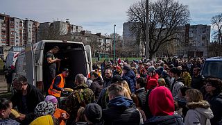 Segélyért állnak sorba az emberek Ukrajnában, Csernyihivben, 2022. április 7-én