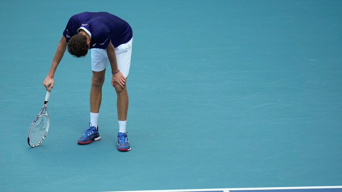 Daniil Medvedev descansa durante um jogo no Open de Miami