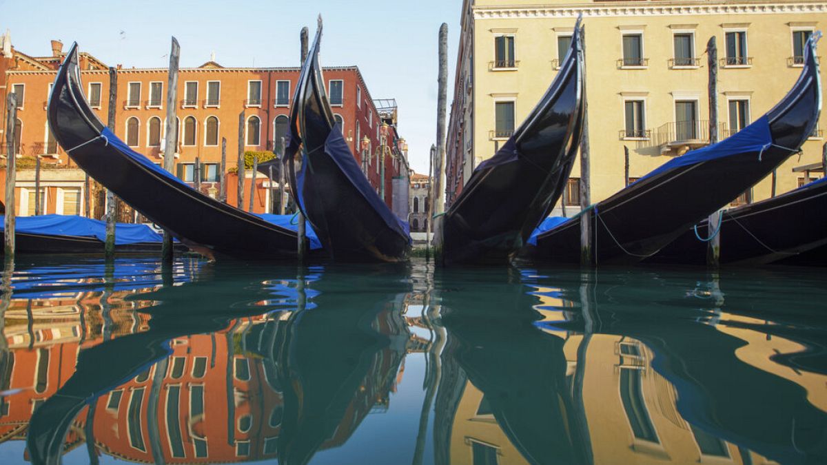 Des gondoles à Venise, Italie, le 6 avril 2020