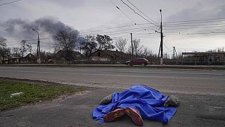 Eine Leiche in Mariupol, März 2022