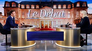 Emmanuel Macron frente a Marine Le Pen durante el debate televisado, 20/4/2022, París, Francia