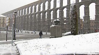 El Acueducto de Segovia cubierto de nieve en pleno mes de abril